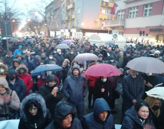 Hiljade ljudi u Šapcu – Građani izašli na ulice