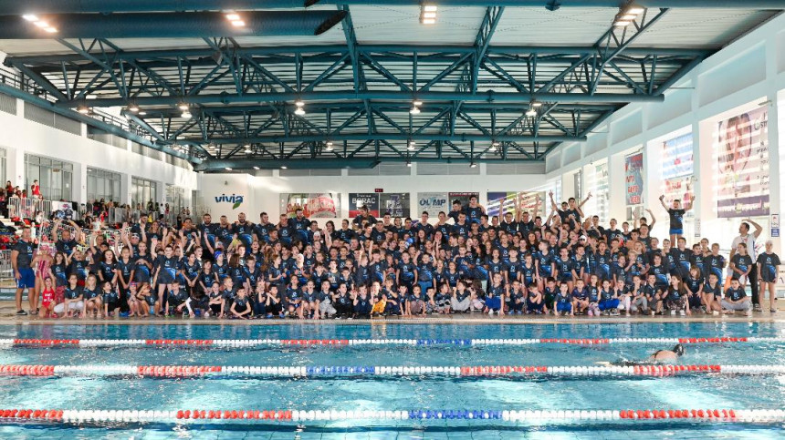 Čak 450 malih delfina plivalo na olimpijskom bazenu