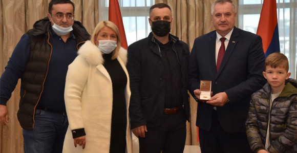Poznati prevarant uručio odlikovanje premijeru Viškoviću
