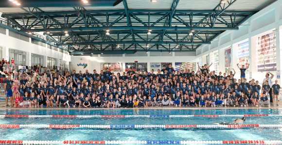 Čak 450 malih delfina plivalo na olimpijskom bazenu