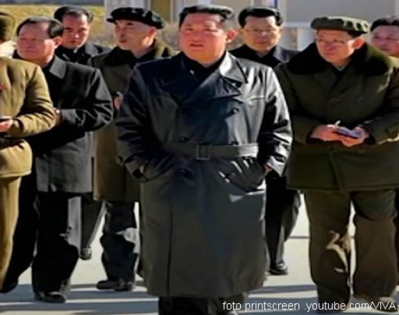 Severna Koreja zabranila kožne mantile svojim građanima!