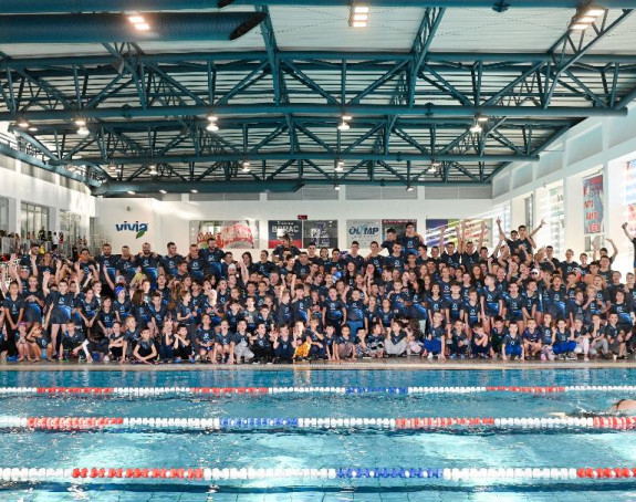 Чак 450 малих делфина пливало на олимпијском базену