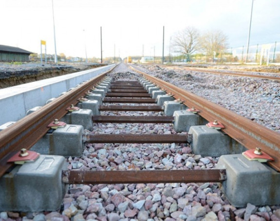 Теретни воз ударио у аутомобил код Смедерева