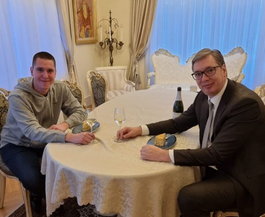 Vučić sa sinom Danilom: Predaja nije opcija
