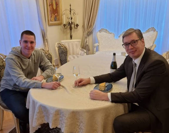 Vučić sa sinom Danilom: Predaja nije opcija