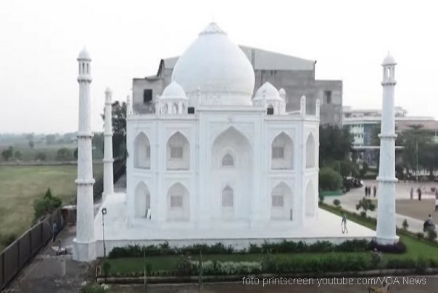 Indijac izgradio kuću u obliku replike Tadž Mahala!