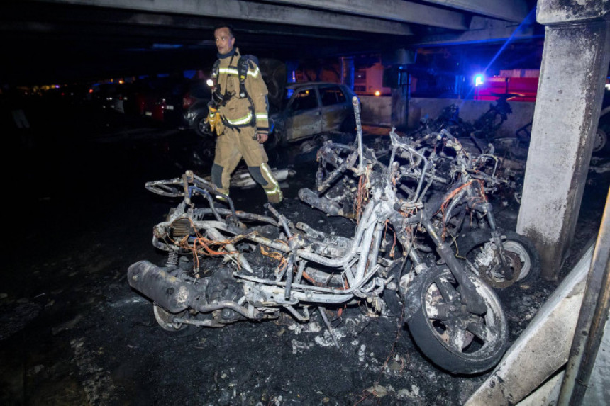 U garaži izgorjelo deset motora i sedam automobila