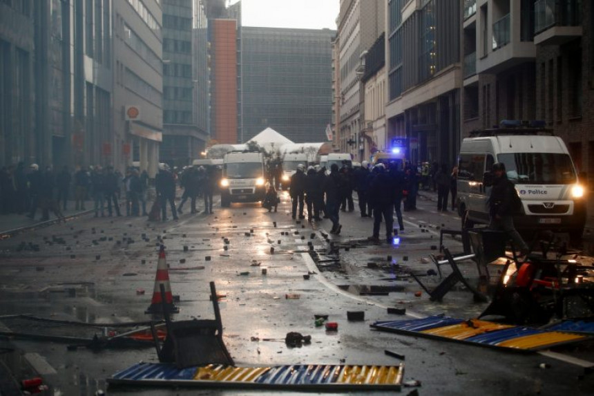 Белгијска полиција користи водене топове на протесту