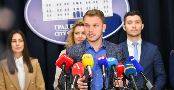 Dok SNSD blokira, Banjaluci stigla pomoć iz Srbije