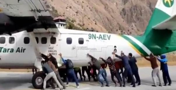 U Nepalu putnici morali da (po)guraju avion!
