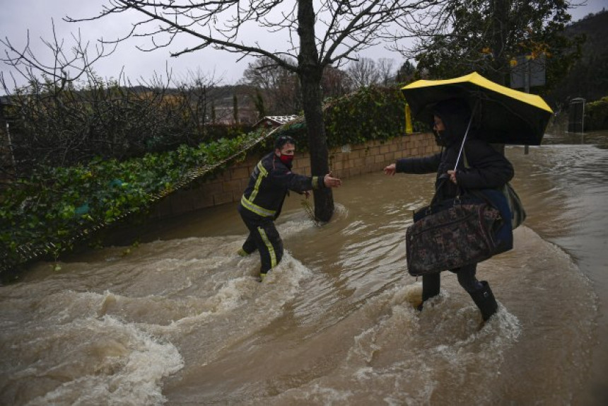 Шпанија под водом: Поплаве однијеле прву жртву