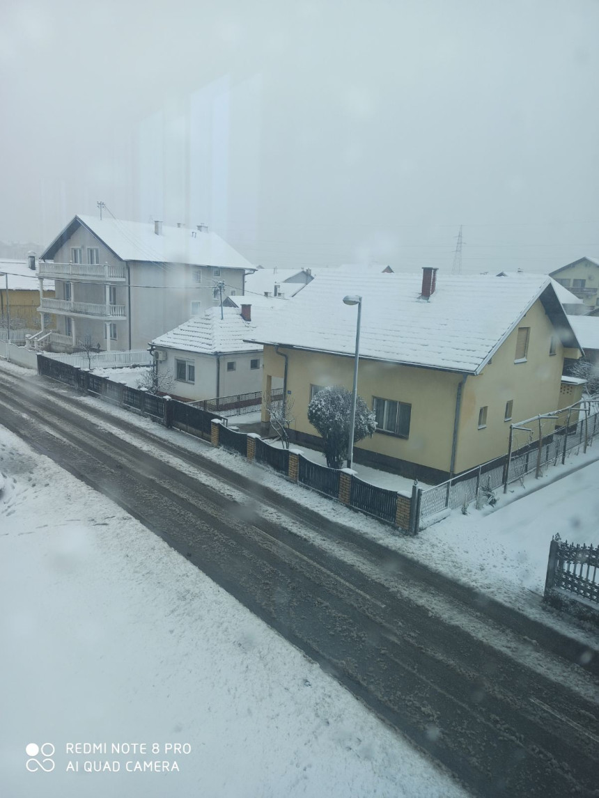 Prvi veći snijeg u Bijeljini ove zime (FOTO)