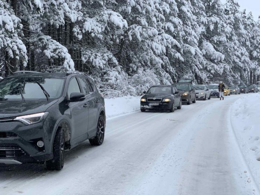 Romanije: Za kamione obustava saobraćaja zbog snijega