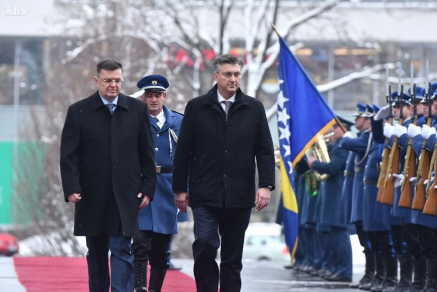 Plenković stigao u BiH, dočekao ga Tegeltija