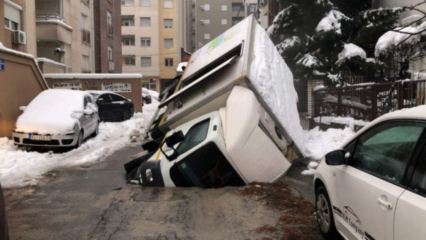 У Београду се отворио асфалт, камион упао у рупу