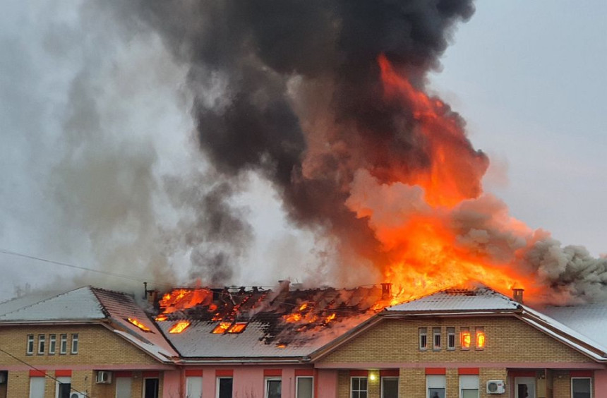 Gori više stanova na krovu zgrade u Novom Sadu