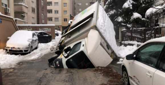 U Beogradu se otvorio asfalt, kamion upao u rupu