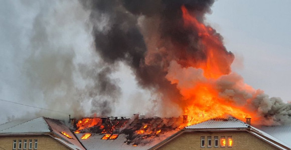 Gori više stanova na krovu zgrade u Novom Sadu
