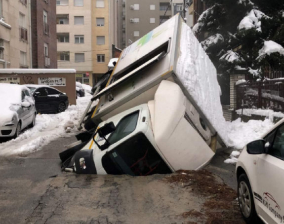 У Београду се отворио асфалт, камион упао у рупу