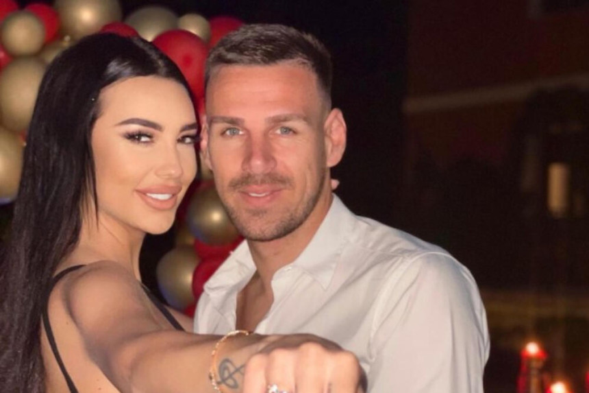 Porodila se Kaća: Pjevačica i fudbaler dobili prvo dijete