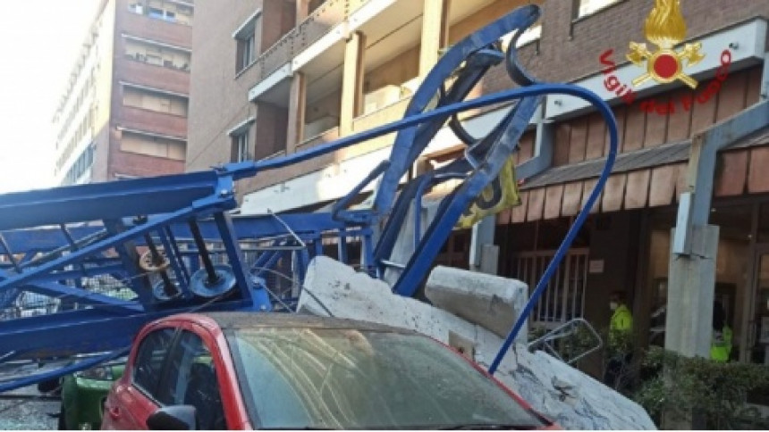 Срушила се дизалица у Торину: Погинуле најмање три особе