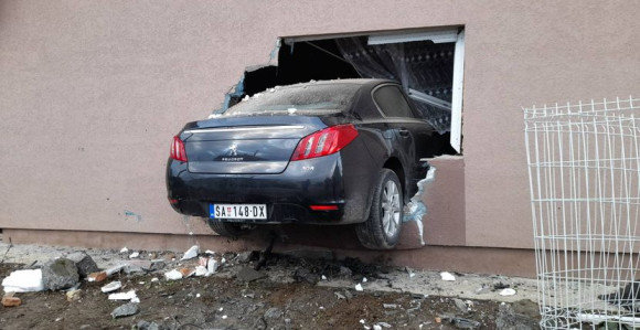 Vozač pri punoj brzini autom se zakucao u kuću