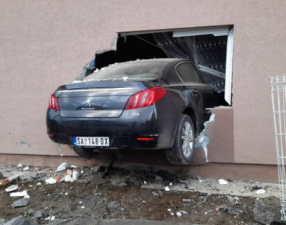 Vozač pri punoj brzini autom se zakucao u kuću