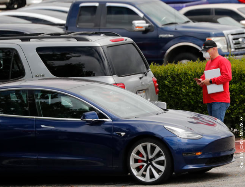 SAD: Prva "tesla" beba, autopilot upravljao vozilom