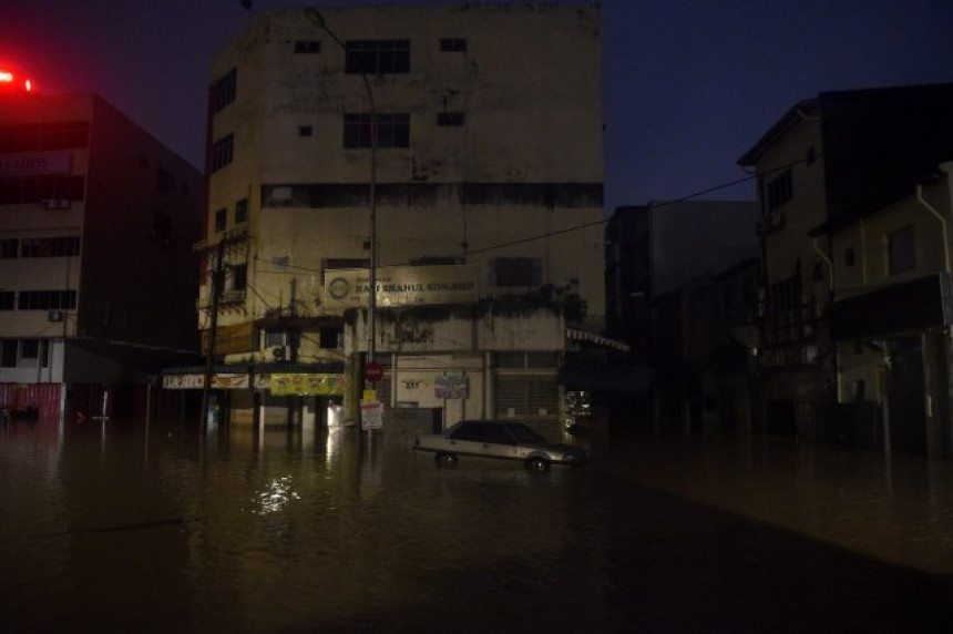 Олуја изазвала поплаве, 22.000 људи евакуисано
