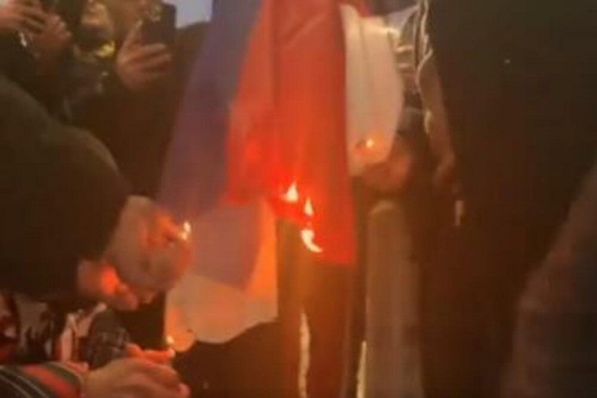 Хаос у Тирани: Албанци запалили српске заставе