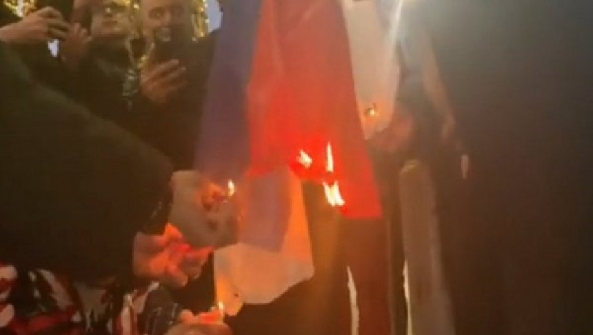Ухапшене особе које су запалиле српску заставу