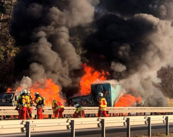 Kamion se u punoj brzini zakucao u vojna vozila
