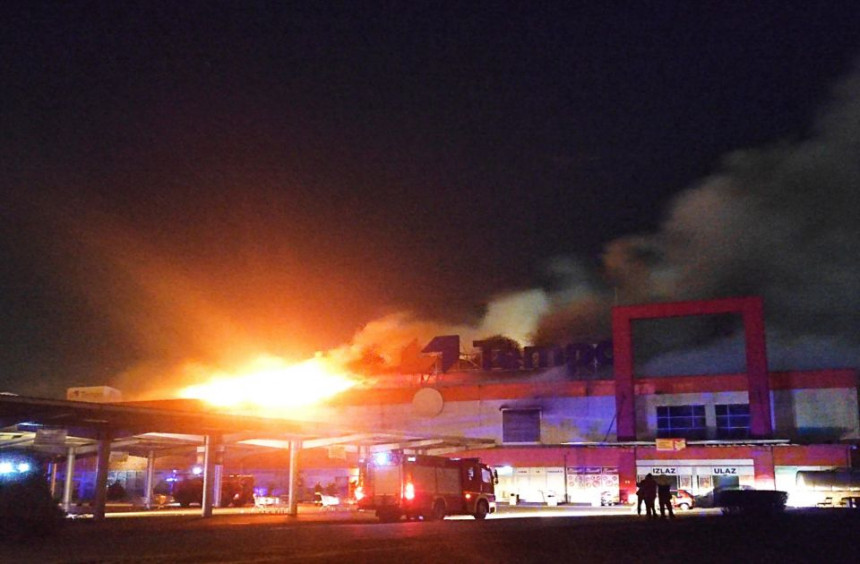 Пожар у новосадском хипермаркету "Темпо"