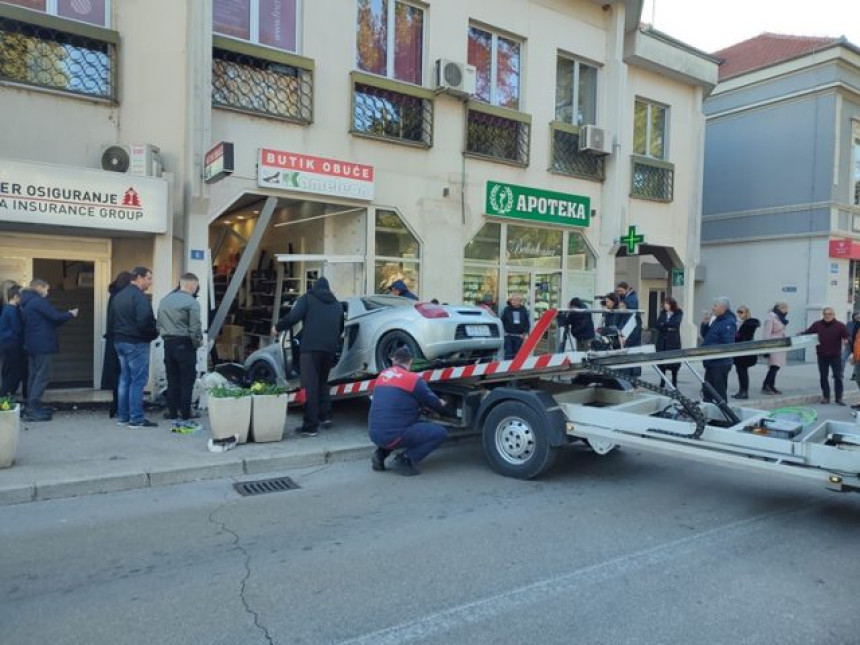 Возач изгубио свијест, возилом се закуцао у бутик