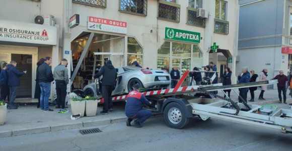 Vozač izgubio svijest, vozilom se zakucao u butik