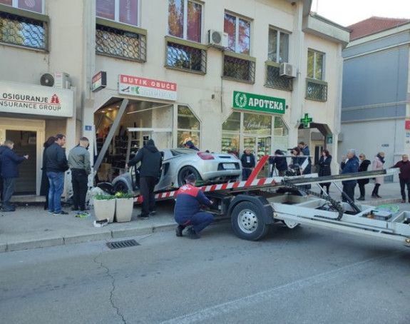 Vozač izgubio svijest, vozilom se zakucao u butik