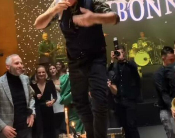 Džiboni šokirao sve: Gazio po stolu punom hrane dok je pevao!