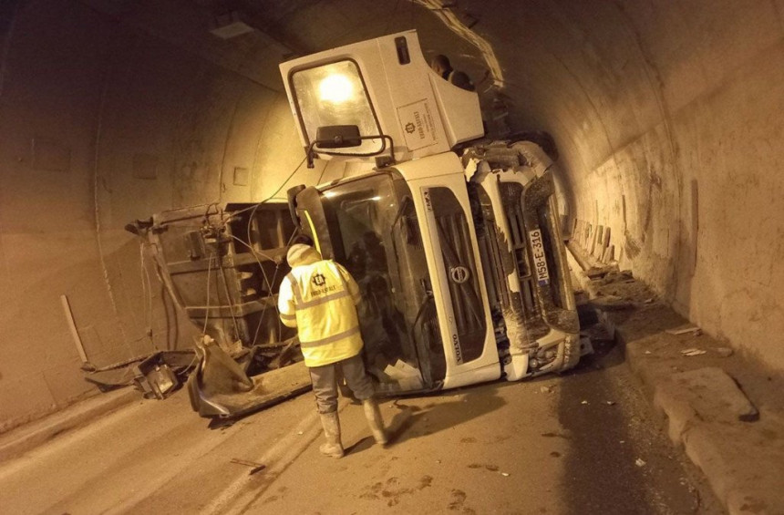 Uklonjen prevrnuti kamion iz tunela Ivan