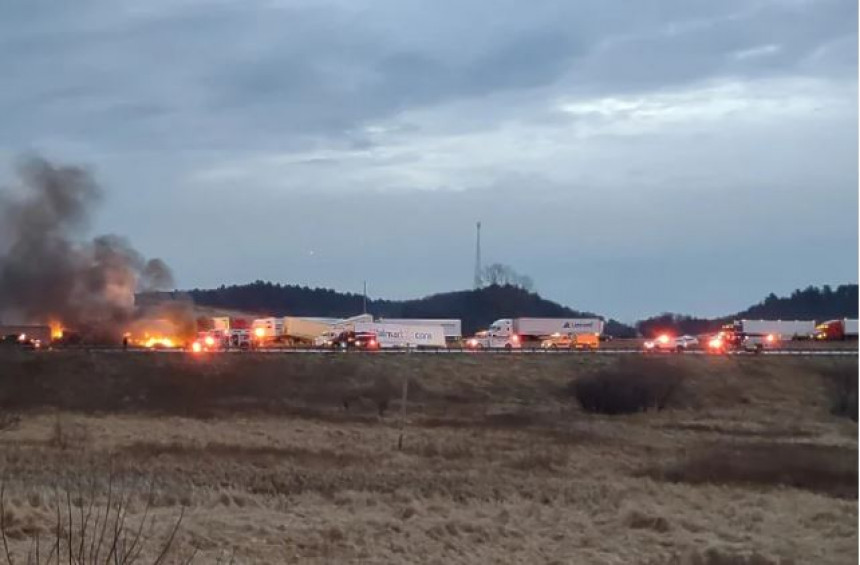 Sudar 100 vozila u Americi, kamioni u plamenu (VIDEO)