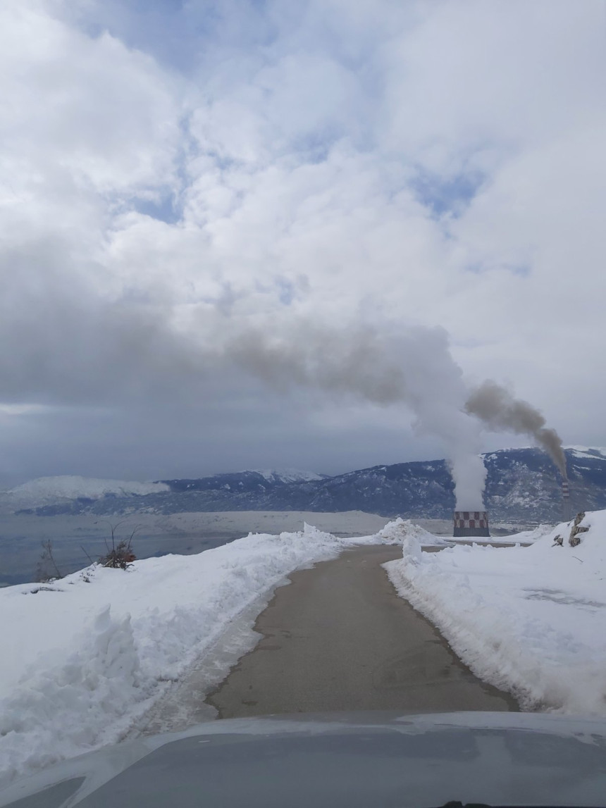 Gacko već danima prekriveno pepelom i prašinom