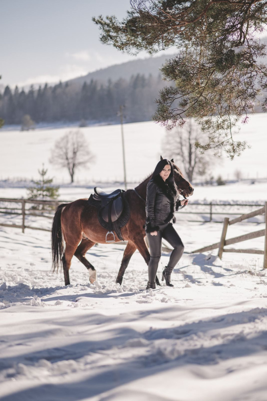Ko je žena sa fotografija na Borikama?