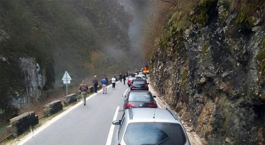 Запалио се ауто у кањону Тијесно, саобраћај успорен