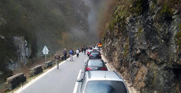 Zapalio se auto u kanjonu Tijesno, saobraćaj usporen