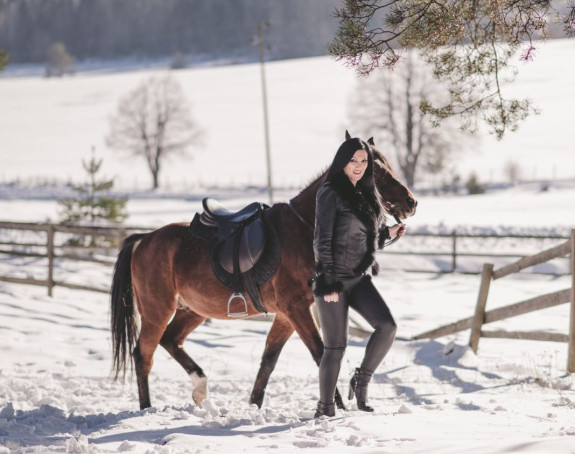 Ko je žena sa fotografija na Borikama?