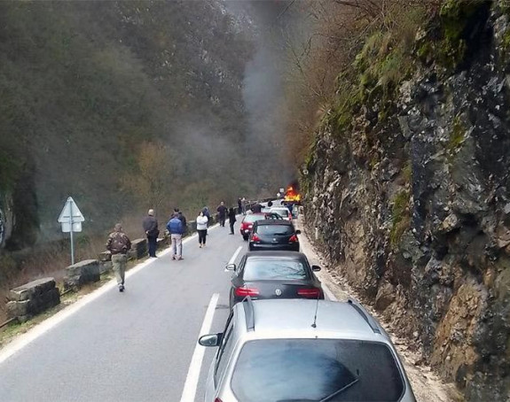 Запалио се ауто у кањону Тијесно, саобраћај успорен
