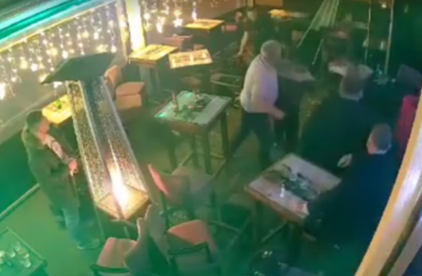 Pogledajte snimak kafanske tuče u Sanskom Mostu