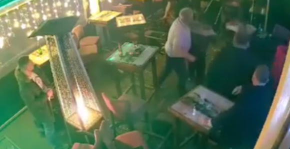 Pogledajte snimak kafanske tuče u Sanskom Mostu