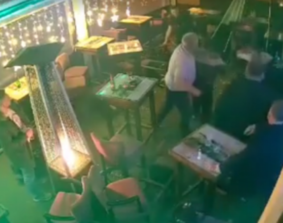 Pogledajte snimak kafanske tuče u Sanskom Mostu