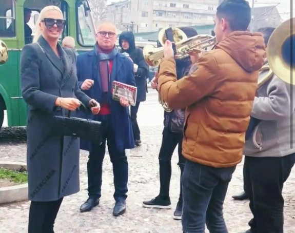 Karleuša i Vesić šetali Skadarlijom, pratili ih trubači