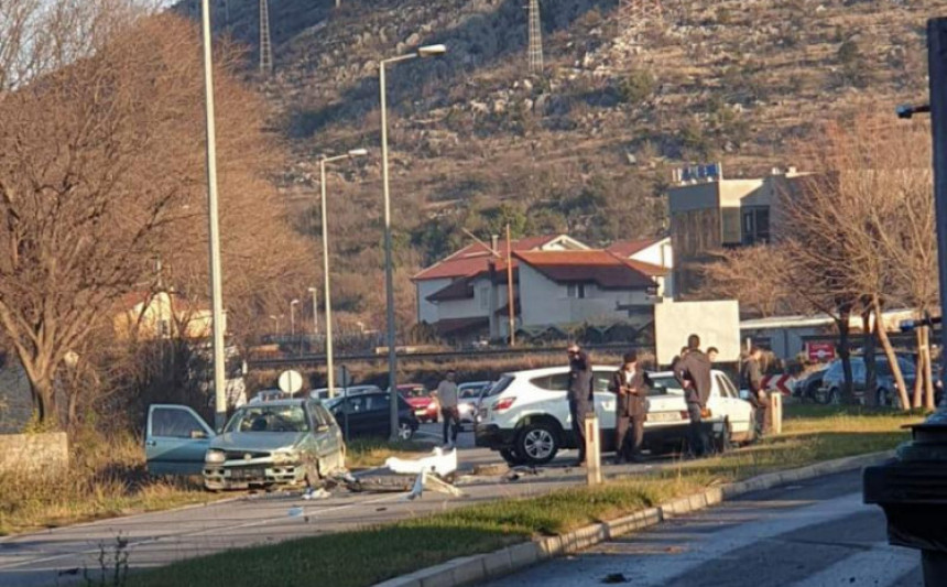 Mostar: Sudar tri vozila, saobraćaj obustavljen
